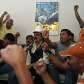 Zelaya está na embaixada brasileira desde a tarde da segunda-feira acompanhado de seus partidários Zelaya está na embaixada brasileira desde a tarde da segunda-feira acompanhado de seus partidários