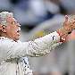 Hassan Shehata, técnico do Egito, reclama durante o jogo contra o Brasil