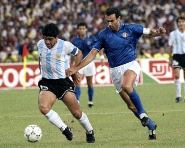 Maradona, da Argentina, tenta passar por Bergomi, da Itália, em jogo da Copa do Mundo 1990
