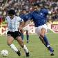 Maradona, da Argentina, tenta passar por Bergomi, da Itália, em jogo da Copa do Mundo 1990 Maradona, da Argentina, tenta passar por Bergomi, da Itália, em jogo da Copa do Mundo 1990