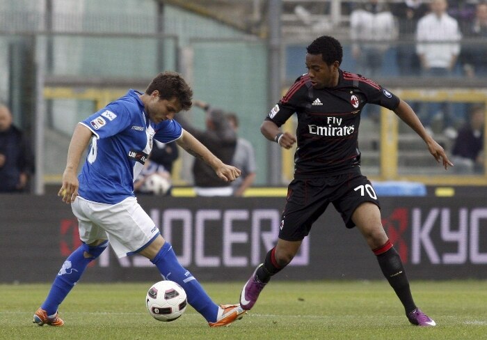 Autor do gol da vitória do Milan, Robinho tenta jogada diante do Brescia