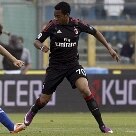 Esportes - Autor do gol da vitória do Milan sobre o Brescia, por 1 a 0, Robinho tenta a jogada sobre Peparim Hetemaj, pelo Campeonato Italiano. - Foto: Venezia/EFE - 23/4/2011