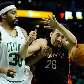 Rasheed Wallace, do Boston Celtics, disputa a bola com Hedo Turkoglu, do Raptors