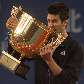 Novak Djokovic morde a taça após conquistar o Torneio de Pequim