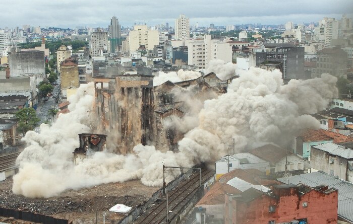 Implosão do edifício da Favela do Moinho