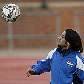 Saeed, do Iraque, brinca com a bola em treino para a Copa das Confederações
