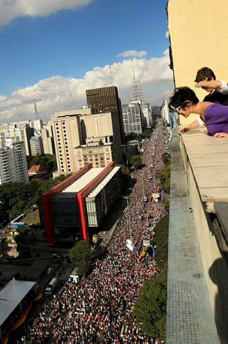 Avenida Paulista foi tomada por participantes da Parada Gay