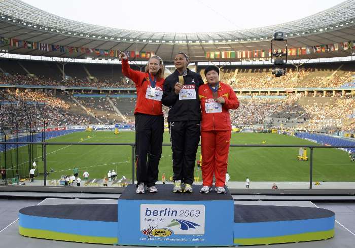 Nadine, Valerie e Gong no pódio do arremesso de peso do Mundial de atletismo