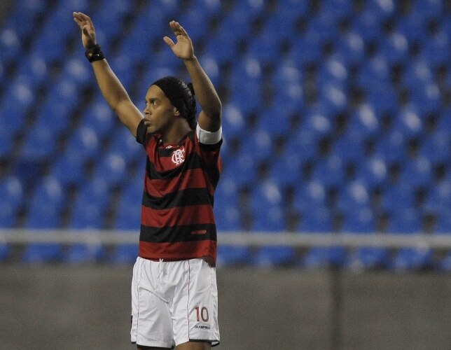 Ronaldinho comanda o Flamengo na vitória sobre o Coritiba