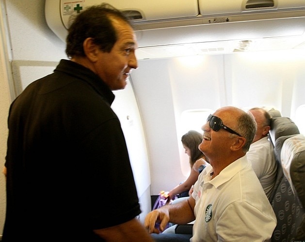 Muricy e Felipão se cumprimentam no avião que levou Santos e Palmeiras para Prudente