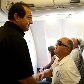 Muricy e Felipão se cumprimentam no avião que levou Santos e Palmeiras para Prudente