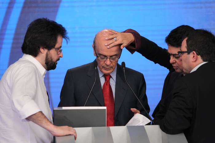 Serra conversa com assessores durante intervalo do debate na TV Record - 26.09.2010
