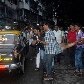 Pessoas carregam uma vítima da explosão que atingiu Dadar, no centro de Mumbai, nesta quarta, 13 Pessoas carregam uma vítima da explosão que atingiu Dadar, no centro de Mumbai, nesta quarta, 13