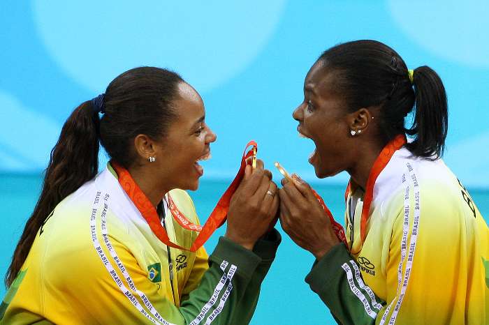 Sassá (esq.) e Fabiana (dir.) exibem suas medalhas de ouro 