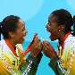 Sassá (esq.) e Fabiana (dir.) exibem suas medalhas de ouro 