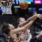 Anderson Varejão, do Cleveland Cavaliers, disputa o rebote com Brook Lopez, do New Jersey Nets