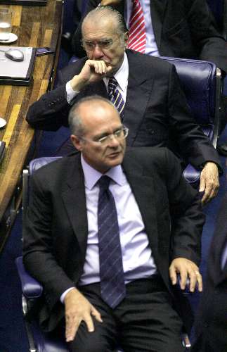 Sarney sentado ao lado do senador Renan Calheiros momentos antes do seu discurso em plenário