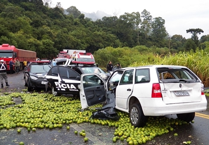Dois jornalistas morrem em acidente entre carro e caminhão no RS