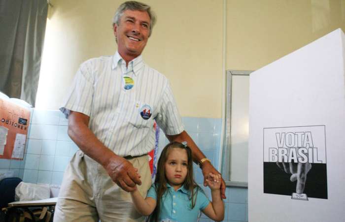 O candidato ao governo do Estado de Alagoas, Fernando Collor de Mello, vota em Maceió