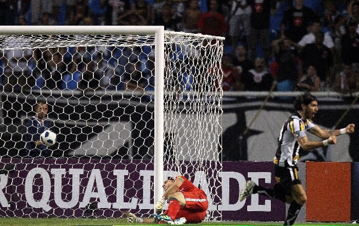 Loco Abreu marca seu segundo gol na vitória do Botafogo sobre o Vasco