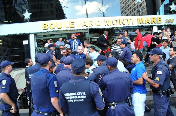 Tumulto e confusão em blitz da GCM no Shopping  Boulevard Monti Mare na av. Paulista. 11-12-2011