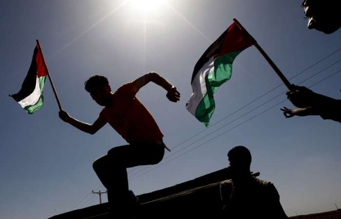 Palestinos protestam contra bloqueio em Gaza por Israel; governo dos EUA tenta conversa pacífica