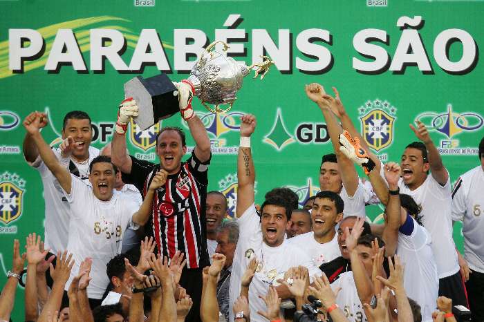 Rogério Ceni comemora com os jogadores do São Paulo