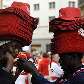 Vendedores senegaleses se preparam para vender chapeus durante a festa