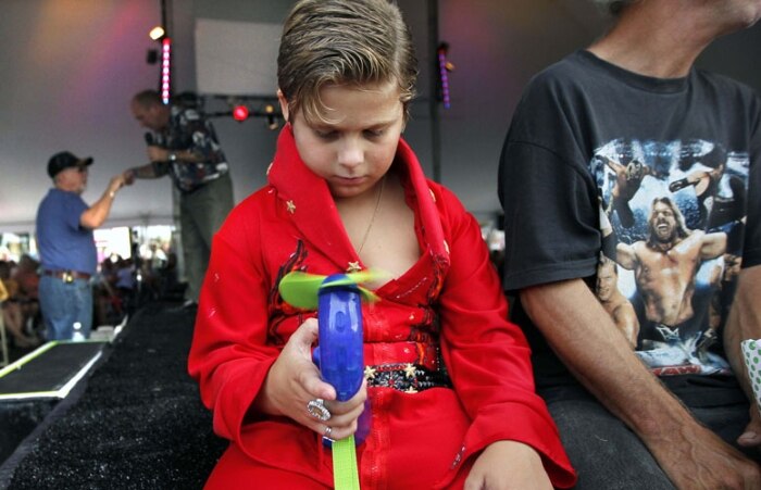Brandon Bird, 9, comparece a evento em tributo a Elvis em Memphis, EUA