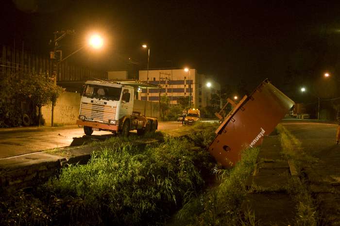 Três caldeiras tombaram de um caminhão, no Jaguaré, e caíram dentro de córrego. Peças iam para Angol