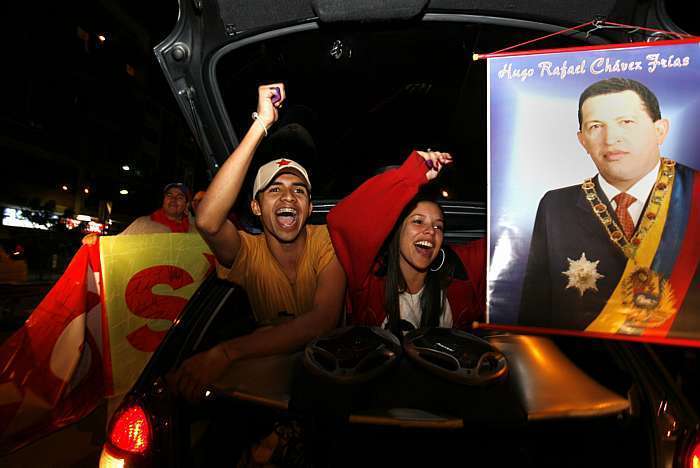 O Presidente Venezuelano, Hugo Chávez, vence o referendo que lhe dá direito à reeleição ilimitada.