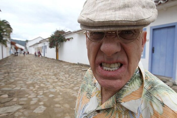 James Ellroy posa para fotos durante entrevista ao 