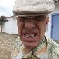 James Ellroy posa para fotos durante entrevista ao 