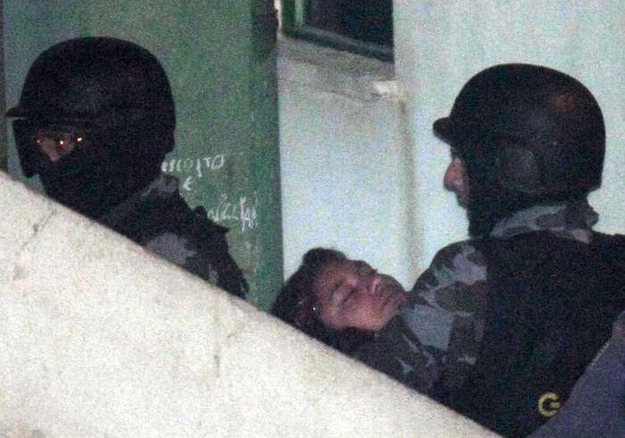 Foto de Eloá sendo levada ao hospital Policiais do Gate levam adolescente ferida rendida pelo ex-namorado em Santo André, na Grande São Paulo