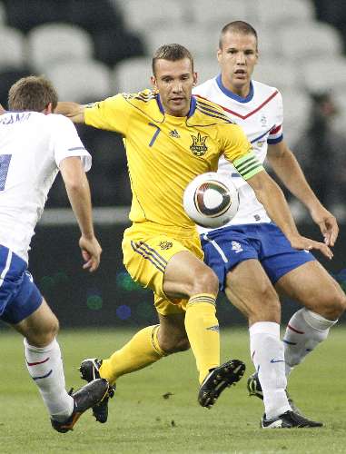 Andriy Shevchenko, da Ucrânia, disputa a bola contra Ron Vlaar, da Holanda, em 1 a 1