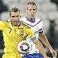 Andriy Shevchenko, da Ucrânia, disputa a bola contra Ron Vlaar, da Holanda, em 1 a 1