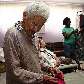 A pernambucana Júlia Maria da Conceição, de 111 anos, apaixonada por costura