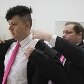 José Sérgio recebe a ajuda Luiz André enquanto se veste para a festa