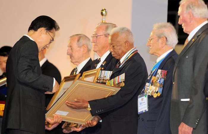 O presidente Lee Myung-bak cumprimenta veteranos da Guerra da Coreia, que completa 60 anos