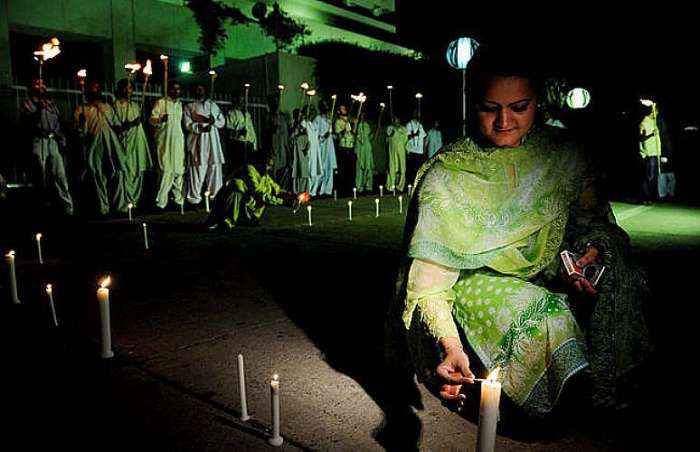 Paquistaneses acendem velas em Islamabad, Paquistão