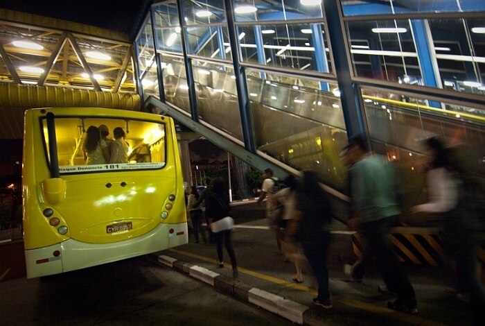 Ônibus vira teatro sobre rodas em São Paulo