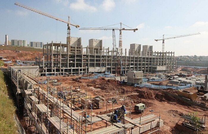 O presidente e o diretor de seleções da CBF visitaram as obras no Itaquerão nesta sexta-feira, junto