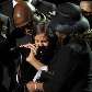 Randy e Rebbie Jackson consolam a filha do cantor durante o memorial Randy e Rebbie Jackson consolam a filha do cantor durante o memorial