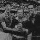 Ao lado do capitão Bellini e do goleiro Gilma, Feola posa com o troféu da Copa do Mundo de 1958 Ao lado do capitão Bellini e do goleiro Gilma, Feola posa com o troféu da Copa do Mundo de 1958