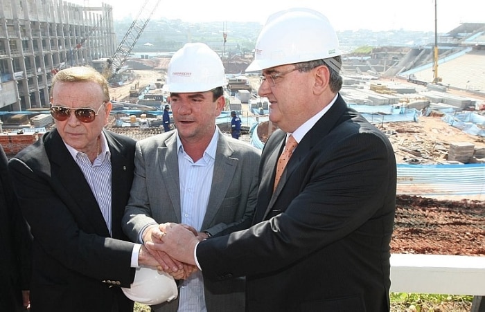 O presidente e o diretor de seleções da CBF visitaram as obras no Itaquerão nesta sexta-feira, junto