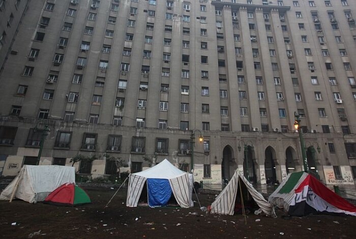 Na Praça Tahrir, egípcios protestam contra governo militar e comemoram um ano sem Hosni Mubarak
