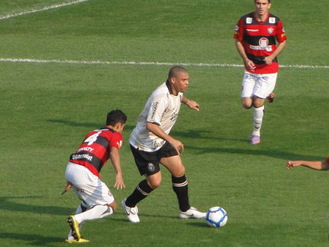 Ronaldo durante jogo entre Corinthians e Vitória, neste domingo (29). 30/08/2010
