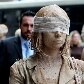 Artistas caminham pela Av Paulista com roupas sociais sujas com argila Artistas caminham pela Av Paulista com roupas sociais sujas com argila