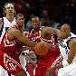 Jogadores do Houston Rockets e do Dallas Mavericks disputam a bola em partida da NBA Jogadores do Houston Rockets e do Dallas Mavericks disputam a bola em partida da NBA