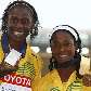Shelly-Ann Fraser e Kerron Stewart exibem as medalhas  dos 100 metros